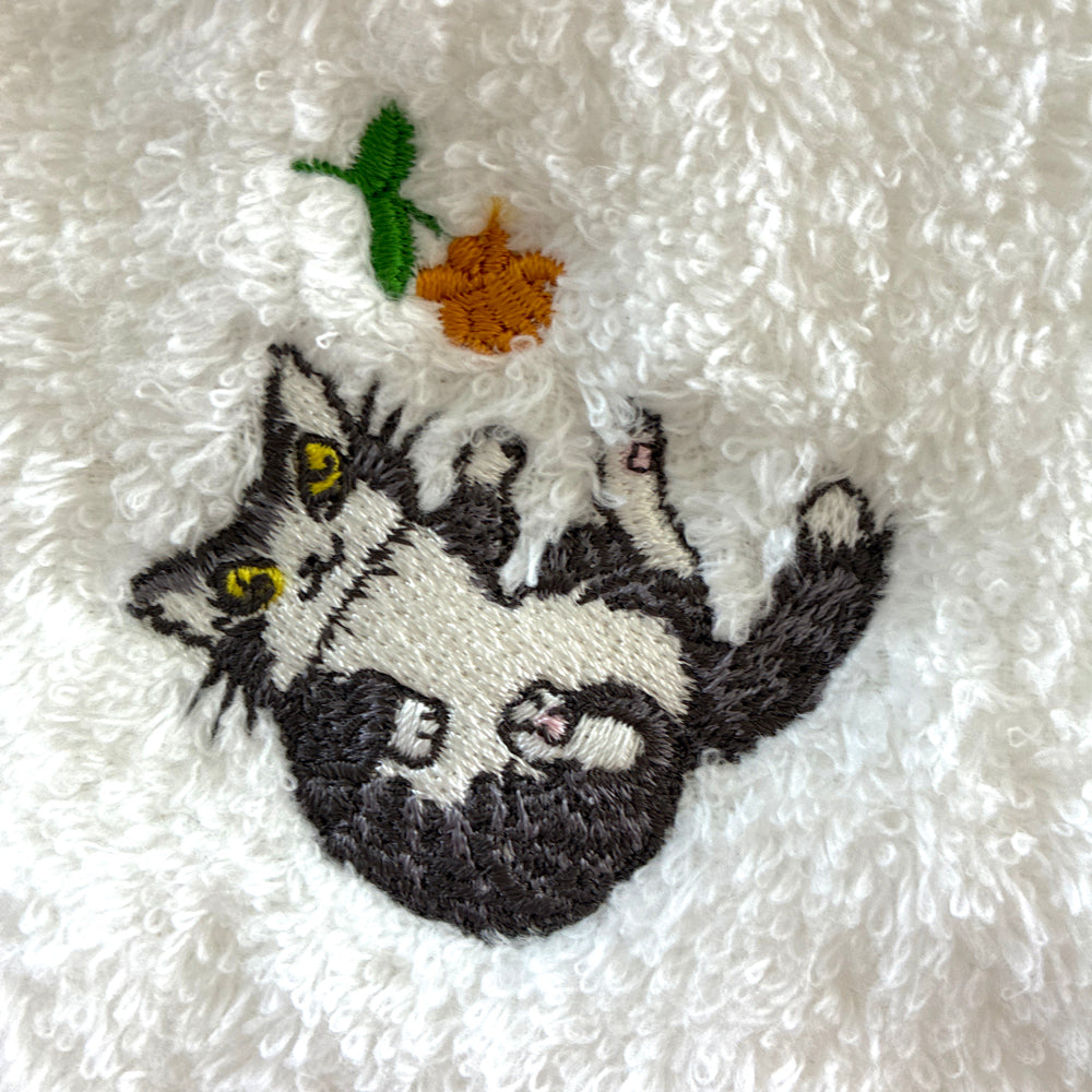 ダヤンのおなかタオル 白・寝そべり