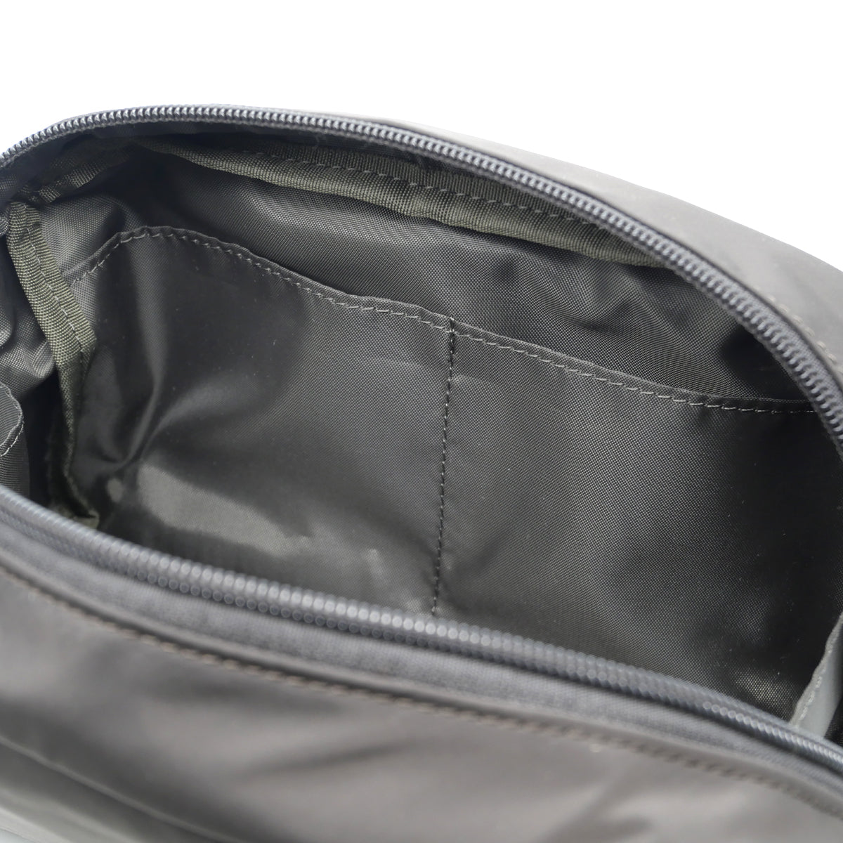 グレークラウンポーチ